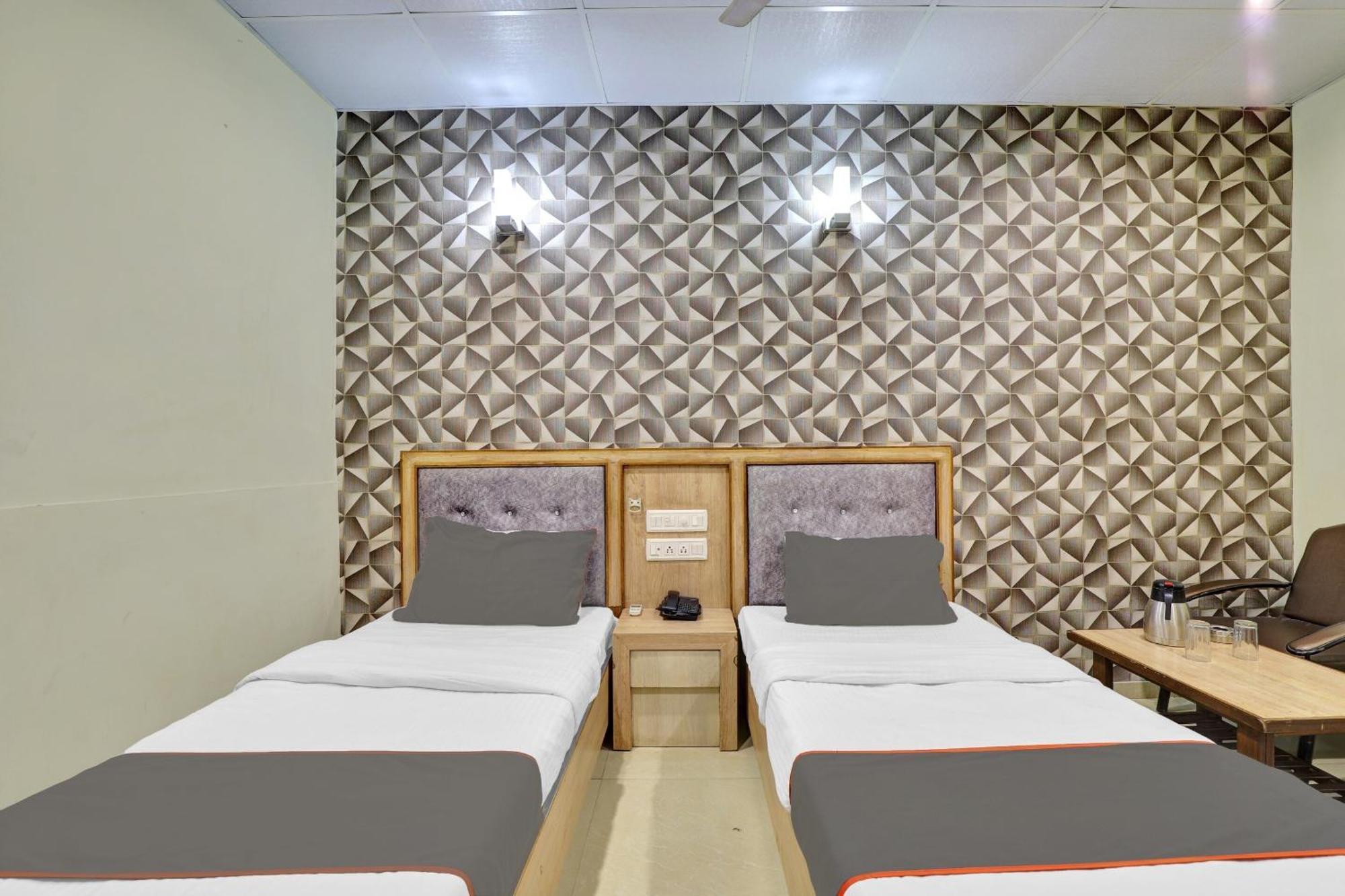 Collection O 82926 Hotel Royal Plaza Ahmedabad Exterior photo